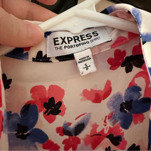 Sleeveless blouse from Express - Picture 2 of 3